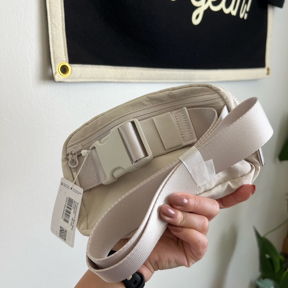 Lululemon Everywhere Belt Bag - Picture 5 of 5